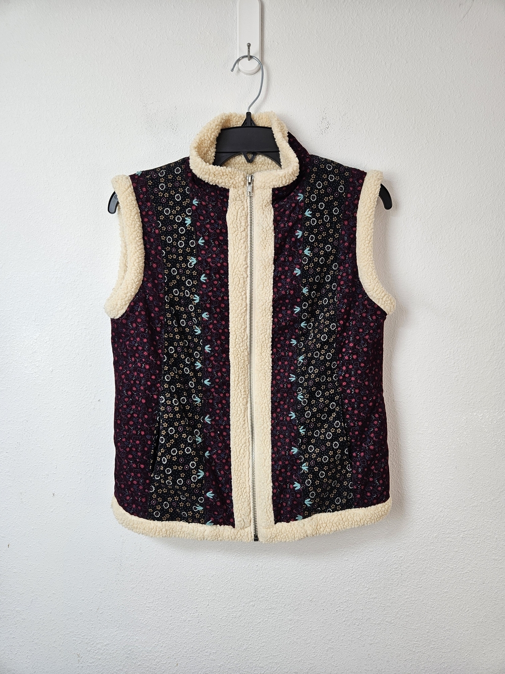 Kimchi & Blue Plush Lined Floral Quilted Vest - Burgundy/Cream Size Small